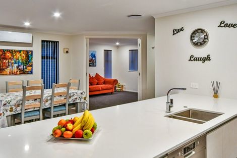 Photo of property in 16 James Elliot Way, Pokeno, 2402