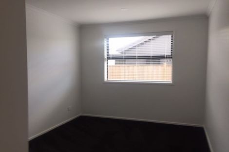 Photo of property in 42 Vinistra Road, Kumeu, 0810