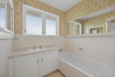 Photo of property in 16 Cascades Road, Pakuranga Heights, Auckland, 2010