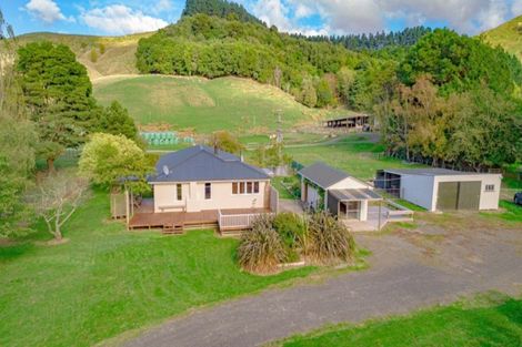 Photo of property in 587 Pa Valley Road, Alfredton, Eketahuna, 4993