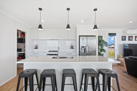 Photo of property in 9 Whata Street, Clarks Beach, 2122