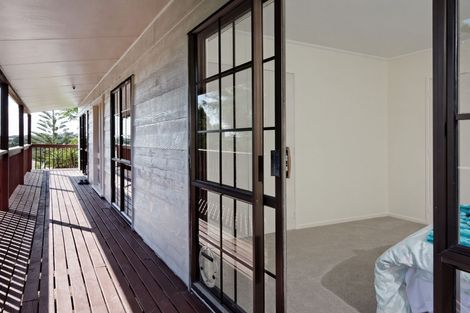 Photo of property in 10 Longfellow Parade, Glen Eden, Auckland, 0604