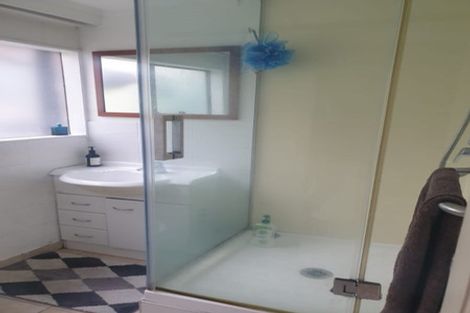 Photo of property in 15 Barker Rise, Northcross, Auckland, 0632