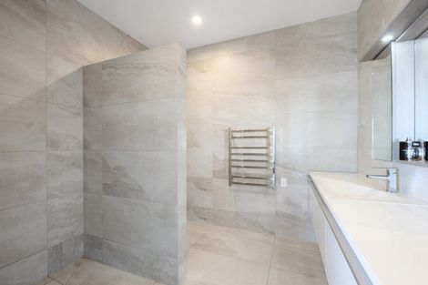 Photo of property in 15 Manahi Avenue, Kawaha Point, Rotorua, 3010