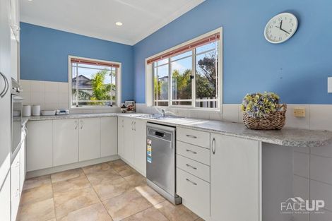 Photo of property in 4 Worthington Place, West Harbour, Auckland, 0618
