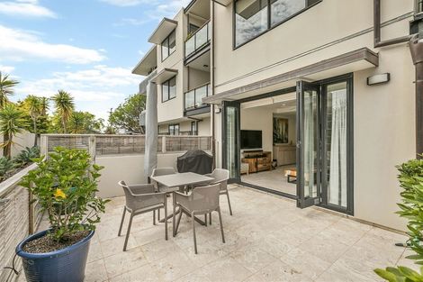 Photo of property in 2/2a Frieston Road, Milford, Auckland, 0620