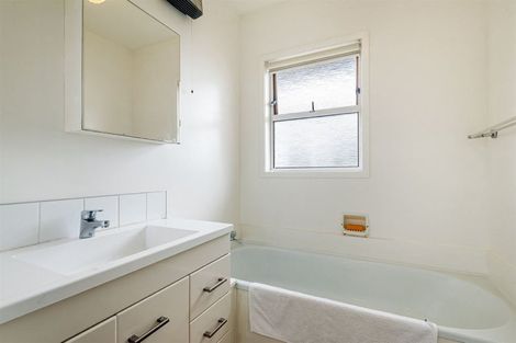 Photo of property in 2/39 Eversleigh Road, Belmont, Auckland, 0622