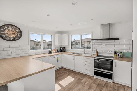 Photo of property in 11 Leander Place, Milson, Palmerston North, 4414