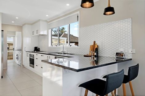 Photo of property in 4 Rixon Place, Te Atatu Peninsula, Auckland, 0610