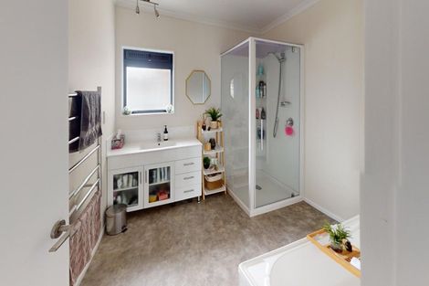 Photo of property in 2 Pinedale Parade, Milson, Palmerston North, 4414