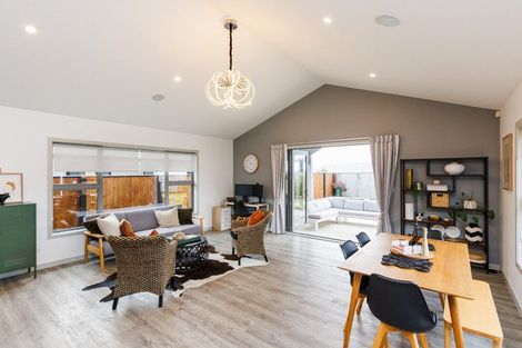 Photo of property in 10 Mediterranean Grove, Fitzherbert, Palmerston North, 4410