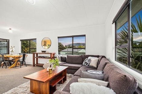 Photo of property in 9 West Harbour Drive, West Harbour, Auckland, 0618