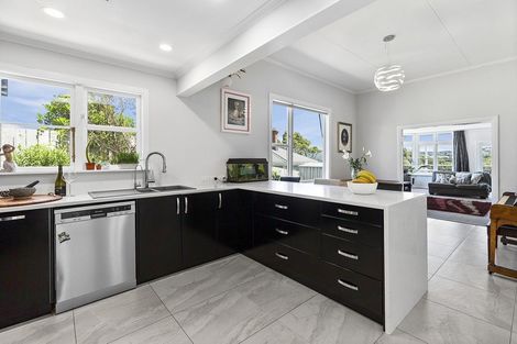 Photo of property in 13 Nevay Road, Miramar, Wellington, 6022