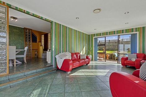 Photo of property in 801 East Coast Road, Northcross, Auckland, 0630