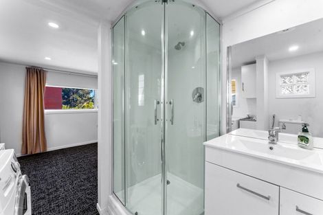 Photo of property in 11 Springbank Lane, Te Atatu Peninsula, Auckland, 0610