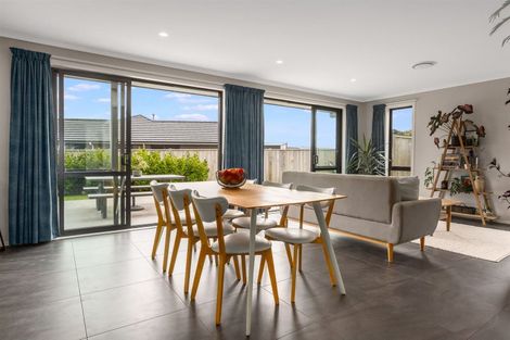 Photo of property in 25 Queen Charlotte Drive, Aotea, Porirua, 5024