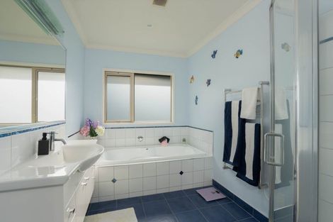 Photo of property in 63 Loch Views Road, Acacia Bay, Taupo, 3385