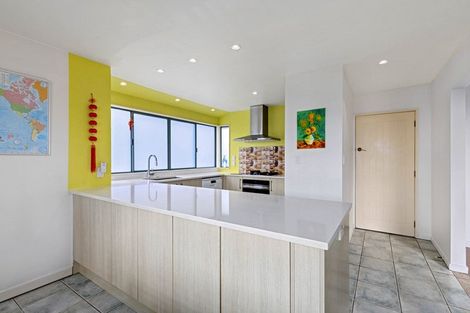 Photo of property in 1/208 East Coast Road, Forrest Hill, Auckland, 0620