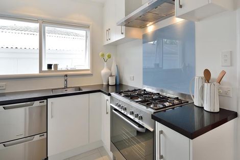 Photo of property in 2/10 Birkley Road, Bayswater, Auckland, 0622