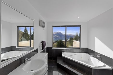 Photo of property in 17 Milward Place, Kelvin Heights, Queenstown, 9300
