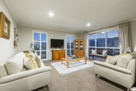 Photo of property in 86 Queen Charlotte Drive, Aotea, Porirua, 5024