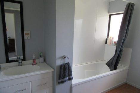 Photo of property in 9 Oaklands Grove, Clouston Park, Upper Hutt, 5018