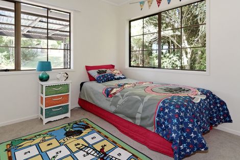 Photo of property in 10 Longfellow Parade, Glen Eden, Auckland, 0604