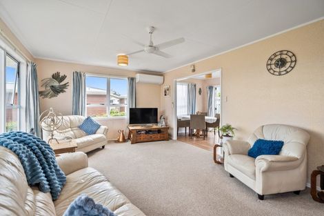 Photo of property in 11 Karoro Road, One Tree Point, 0118