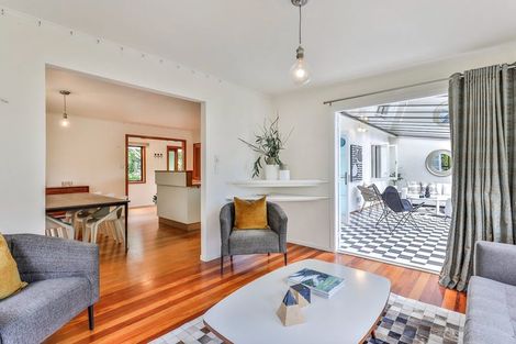 Photo of property in 37 York Road, Titirangi, Auckland, 0604