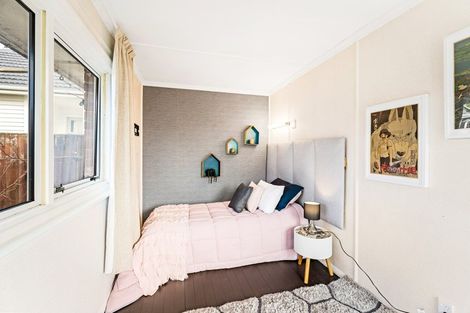 Photo of property in 3 Hikurangi Street, Te Atatu Peninsula, Auckland, 0610