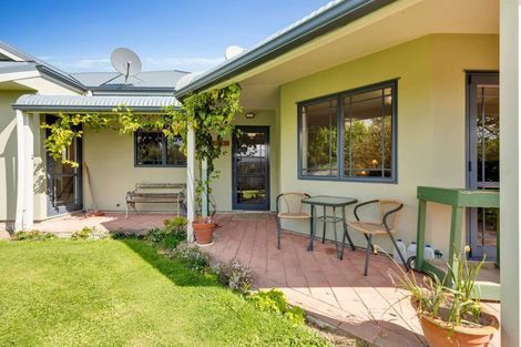 Photo of property in 20 Paraekaretu Street, Hunterville, 4730