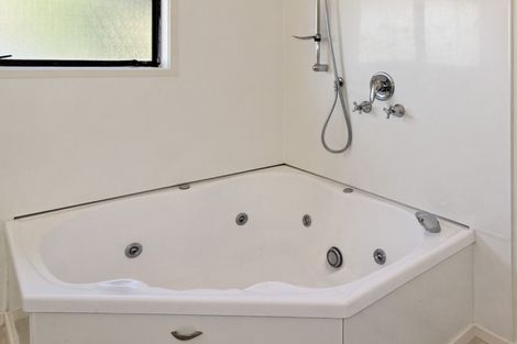 Photo of property in 10 Longfellow Parade, Glen Eden, Auckland, 0604