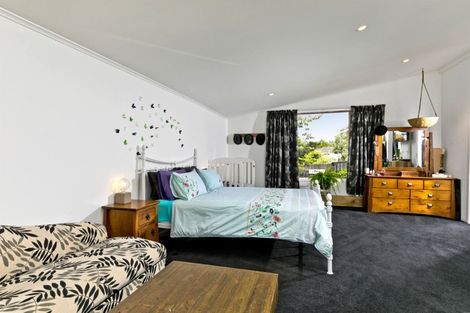 Photo of property in 7 Blythe Place, Glendene, Auckland, 0602