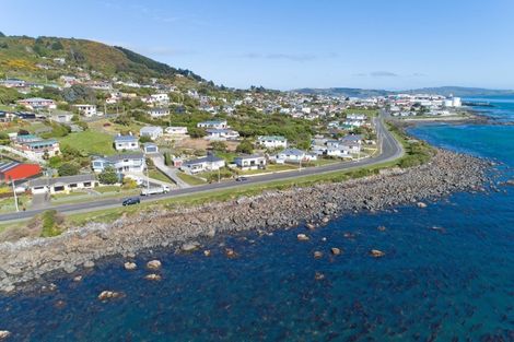 Photo of property in 104 Marine Parade, Bluff, 9814