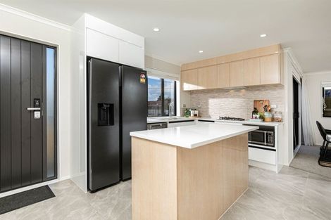 Photo of property in 9a Kingdale Road, Henderson, Auckland, 0610