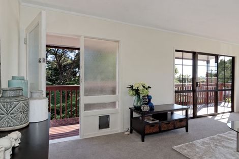 Photo of property in 10 Longfellow Parade, Glen Eden, Auckland, 0604