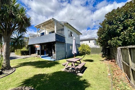 Photo of property in 3 Hillary Heights Avenue, Glendene, Auckland, 0602