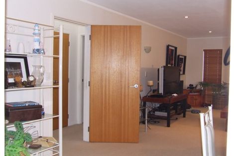 Photo of property in 1/4 Pine Hill Crescent, Browns Bay, Auckland, 0630