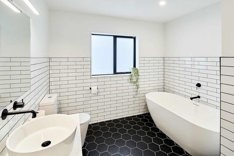 Photo of property in 44 Domett Street, Newlands, Wellington, 6037