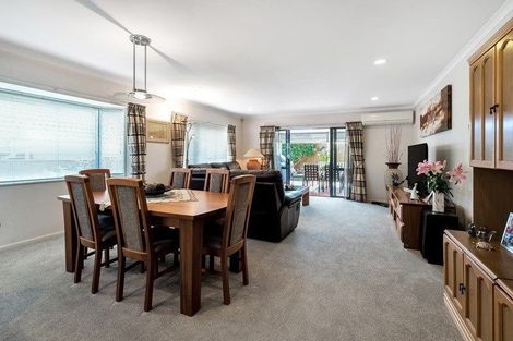 Photo of property in 98 Golfland Drive, Golflands, Auckland, 2013