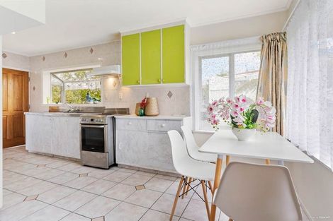 Photo of property in 127 Reeves Road, Pakuranga Heights, Auckland, 2010