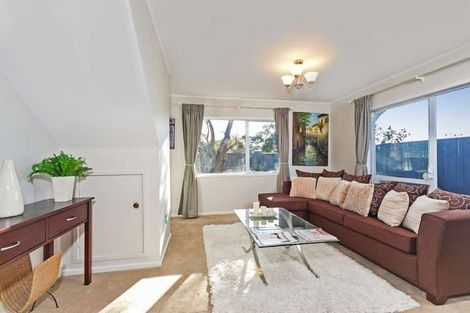Photo of property in 2 Caspian Close, New Lynn, Auckland, 0600