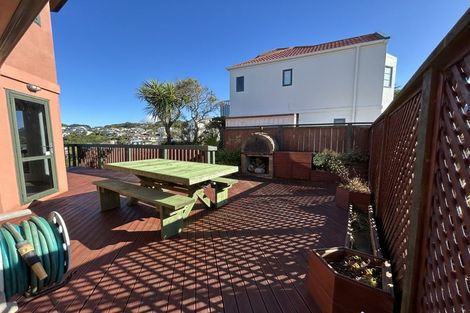 Photo of property in 6 Bennett Grove, Newlands, Wellington, 6037