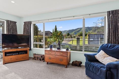 Photo of property in 19 Edgewater Street, Waikanae, 5036