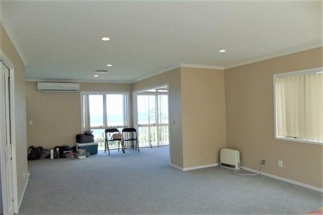 Photo of property in 52 Dress Circle, Newlands, Wellington, 6037