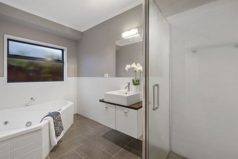 Photo of property in 32 Somerton Drive, Huntington, Hamilton, 3210