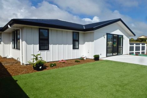 Photo of property in 1 Seagrass Place, Otaki Beach, Otaki, 5512