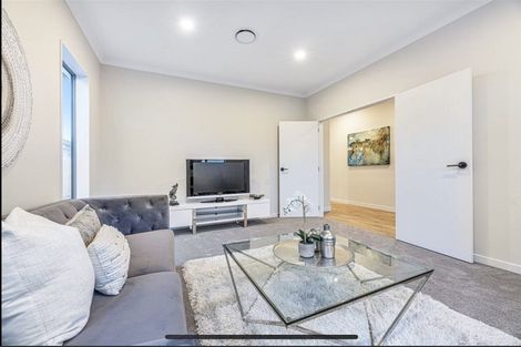 Photo of property in 15 Walter Ruddock Avenue, Kumeu, 0810