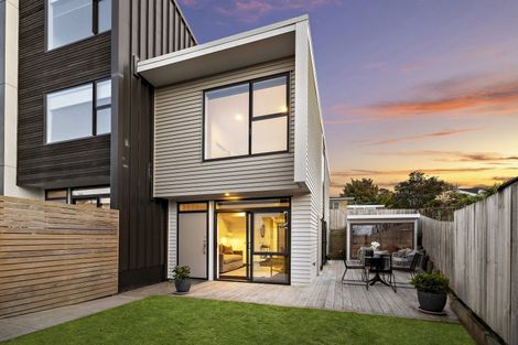 Photo of property in 13/15 Chivalry Road, Glenfield, Auckland, 0629