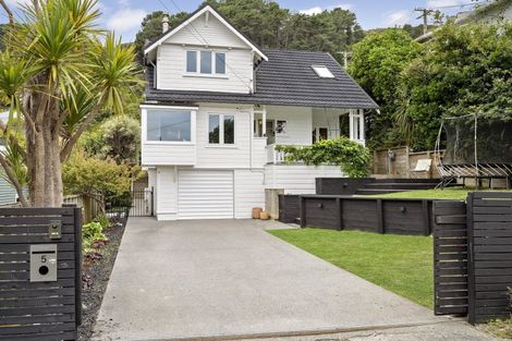 Photo of property in 5 Manuka Terrace, Eastbourne, Lower Hutt, 5013